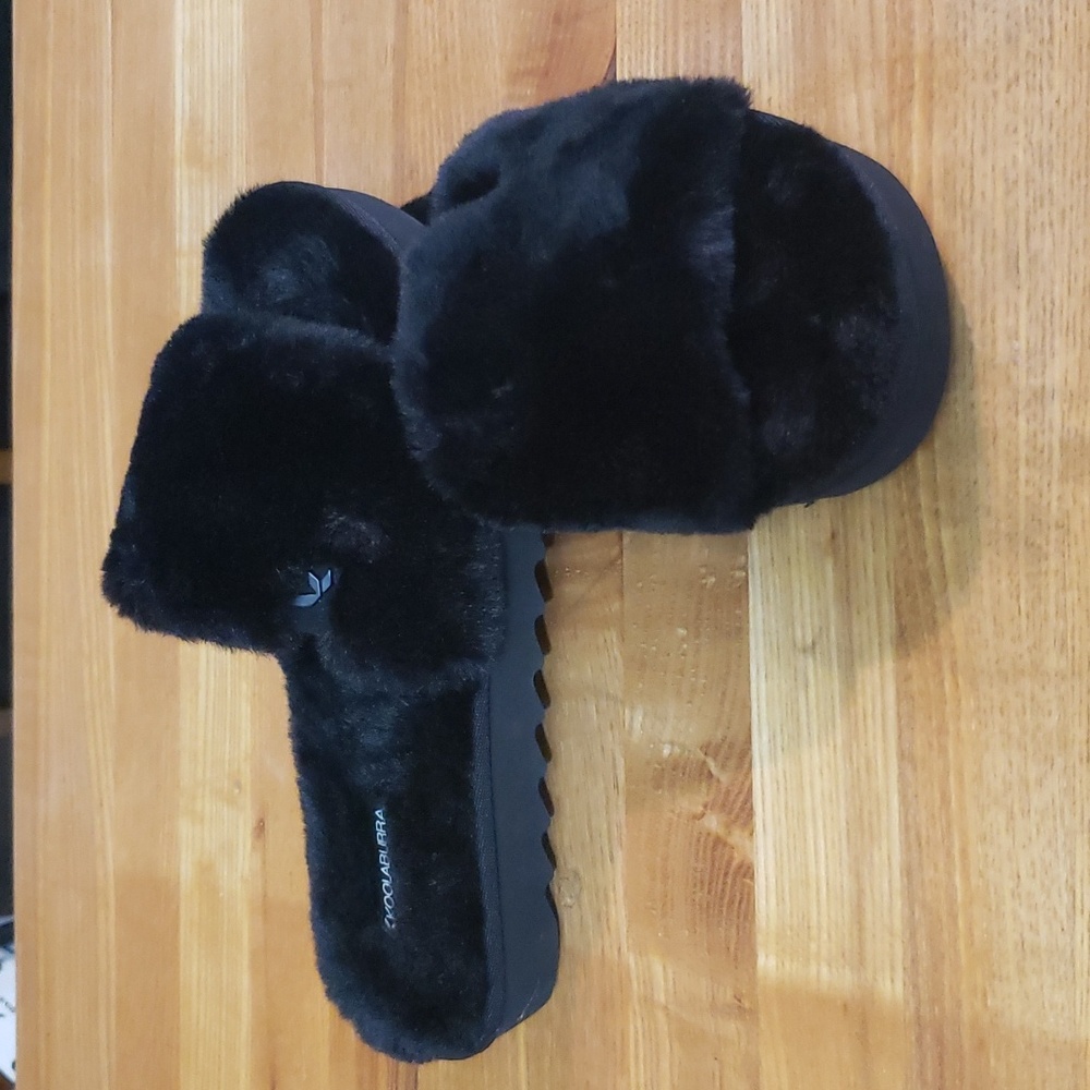 Koolaburra by UGGS size 6. Womens fuzzy slip ons.